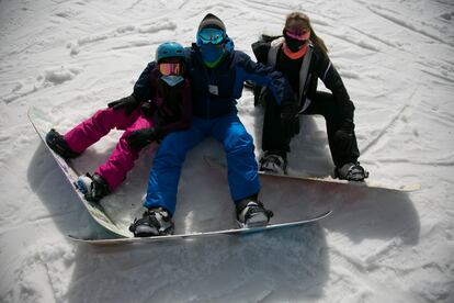 Jonay y Georgina, con su hija Nayeli, en su escapada anual de Canarias a Navacerrada.