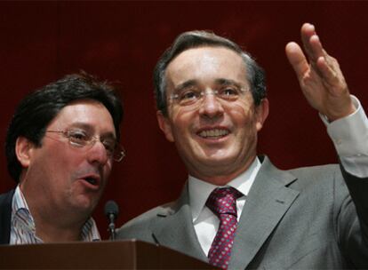 Francisco Santos (izquierda) y Álvaro Uribe, tras ser reelegidos en 2006.