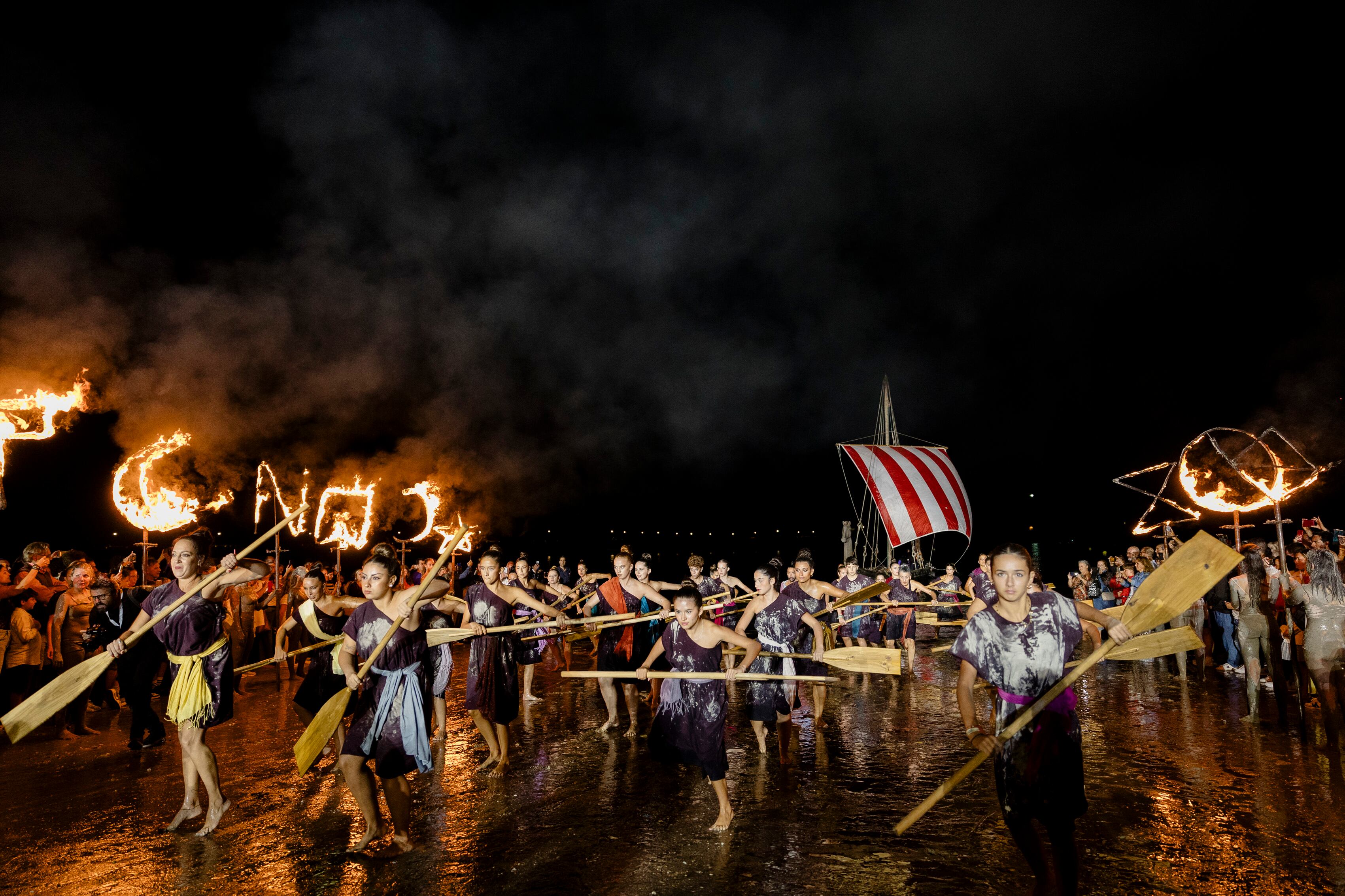 Recreación teatral del periodo fenicio desarrollado por la compañía La Fura dels Baus el pasado 21 de septiembre en la playa de La Caleta, Cádiz.