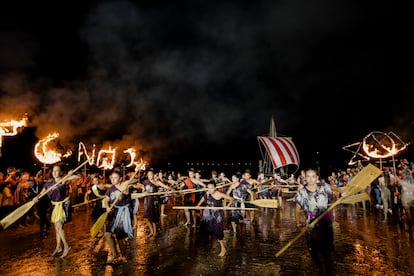 Recreación teatral del periodo fenicio desarrollado por la compañía La Fura dels Baus el pasado 21 de septiembre en la playa de La Caleta, Cádiz.