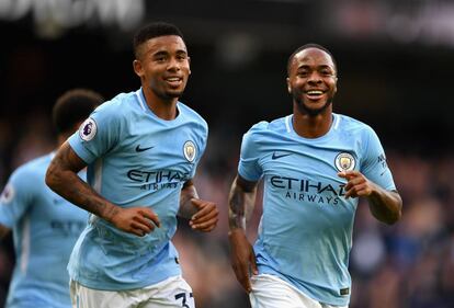 Sterling y Gabriel Jesus celebran un gol del Manchester City.