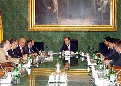 José Antonio Alonso, en el centro, presidiendo la reunión de la Comisión de Secretos Oficiales de ayer.