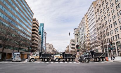 Varios camiones bloquean una calle de la capital de Estados Unidos.