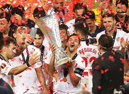 El capitán del Sevilla, Jesús Navas, levanta la copa de la UEFA Europa League, después de haber ganado la final al Inter de Milán.