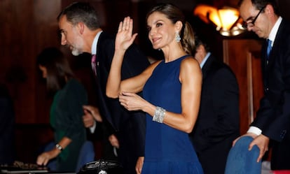 Los reyes Felipe y Letizia a su llegada al tradicional concierto de los Premios Princesa de Asturias.