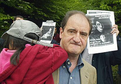 Pierre Lescure, junto a su hija, recibe el apoyo de los trabajadores de Canal Plus, ayer en París.