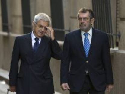 El exdelegado de la Consejería de Empleo en Sevilla Antonio Rivas (d), junto a su abogado, Francisco Baena, a su llegada a la Audiencia de Sevilla. EFE/Archivo