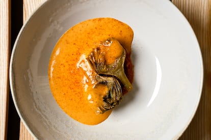 Alcachofa de Coín, tomate embotao y bacalao del restaurante Mesón Andaluz, de Cádiz.