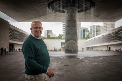 Antonio Saborit, en el patio central  del Museo Nacional de Antropología.