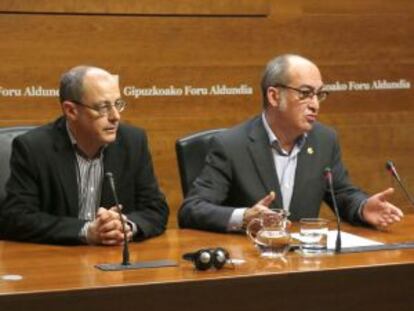 El alcalde Izagirre (izquierda), junto a Garitano, en un momento de su comparecencia.