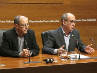 El alcalde Izagirre (izquierda), junto a Garitano, en un momento de su comparecencia.