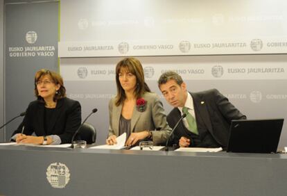 De izquierda a derecha, la consejera de Cultura, Blanca Urgell; la portavoz, Idoia Mendia, y el secretario general de la Presidencia, Manuel Salinero, ayer en la rueda de prensa tras el Consejo de Gobierno.