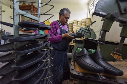 Fabricación de zapatos a mano en el taller Jugar el 23 de agosto del 2019.
