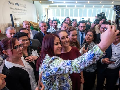 Claudia Sheinbaum se hace una fotografía con asistentes a un diálogo con empresarios, este 22 de marzo en Monterrey.