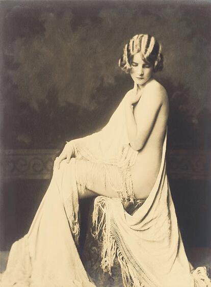 Realiza algunas de las fotografías más sensuales y lujosas de los años veinte. Apodado 'Mr. Drape', generalmente despoja a sus modelos de la ropa y las hace vestir sedas, ricas telas y echarpes.