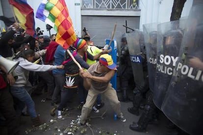 Enfrentamento entre policiais e manifestantes contra Correa, em Quito