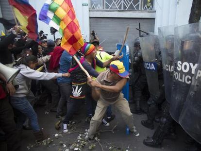 Enfrentamento entre policiais e manifestantes contra Correa, em Quito