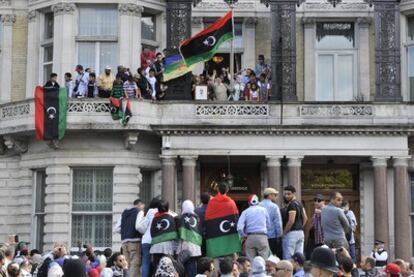 El Consejo Nacional de Transición (CNT), que aglutina a los rebeldes libio, ha llegado a la Embajada libia de Londres
