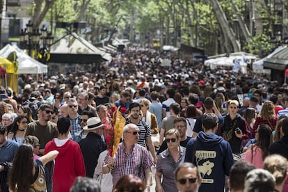 Barcelona se llena de libros y rosas por el día de Sant Jordi.