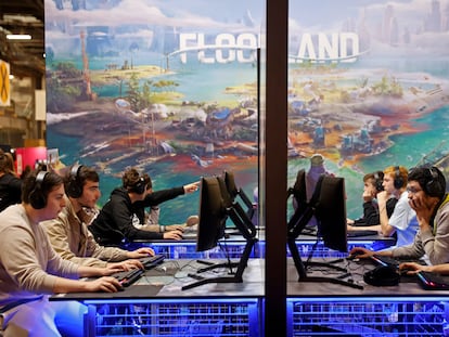 Varios jóvenes probaban el videojuego 'Floodland' durante la Paris Games Week en noviembre de 2022.