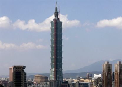 El Taipei 101, de 508 metros de altura, se eleva sobre el resto de la ciudad.