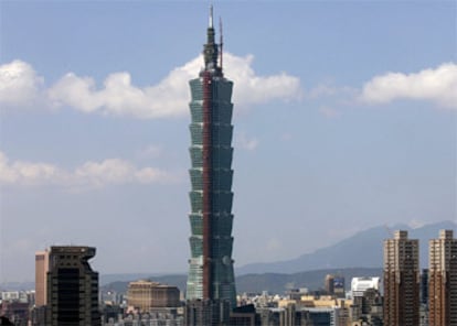 El Taipei 101, de 508 metros de altura, se eleva sobre el resto de la ciudad.