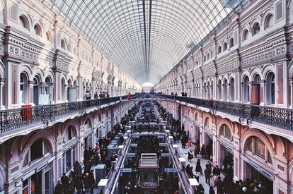 La galería GUM, en Moscú, es un ejemplo de los centros comerciales del siglo XIX. 16 manzanas separadas por carriles longitudinales y transversales.