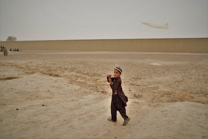 Un niño vuela una cometa en un pueblo de la provincia de Kandahar, el 11 de agosto. Estos juguetes, prohibidos durante un tiempo por los talibanes en su anterior dictadura (1996-2001), son casi siempre artesanales y suponen una de las principales distracciones de los chavales. 