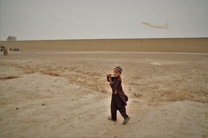 Un niño vuela una cometa en un pueblo de la provincia de Kandahar, el 11 de agosto. Estos juguetes, prohibidos durante un tiempo por los talibanes en su anterior dictadura (1996-2001), son casi siempre artesanales y suponen una de las principales distracciones de los chavales. 