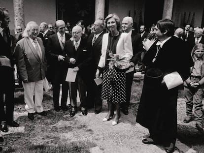 De izquierda a derecha: Javier Solana (ministro de Cultura), el Rey Juan Carlos I, Rafael Alberti, Jaime Salinas, Dámaso Alonso y Luis Rosales, la Reina Sofía, Pedro Lain Entralgo y Manuel Gala (rector de la Universidad de Alcalá), en la entrega del Premio Cervantes a Alberti en 1984.