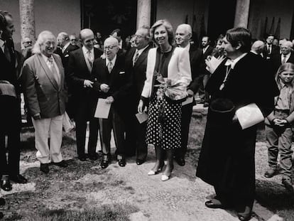 De izquierda a derecha: Javier Solana (ministro de Cultura), el Rey Juan Carlos I, Rafael Alberti, Jaime Salinas, Dámaso Alonso y Luis Rosales, la Reina Sofía, Pedro Lain Entralgo y Manuel Gala (rector de la Universidad de Alcalá), en la entrega del Premio Cervantes a Alberti en 1984. 