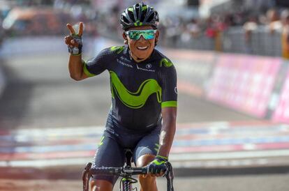 Unos metros después de cruzar la meta ganador, Nairo hace el signo de la victoria.