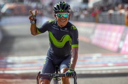 Unos metros despu&eacute;s de cruzar la meta ganador, Nairo hace el signo de la victoria.