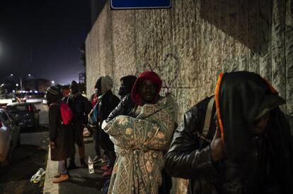 La polica italiana, los carabineros y los bomberos desalojan una fbrica de penicilina abandonada en Roma, donde hasta hace unos das unas 500 personas, entre ellas migrantes africanos, italianos y familias romanes, vivan en condiciones higinicas deficientes, el 10 de diciembre de 2018.