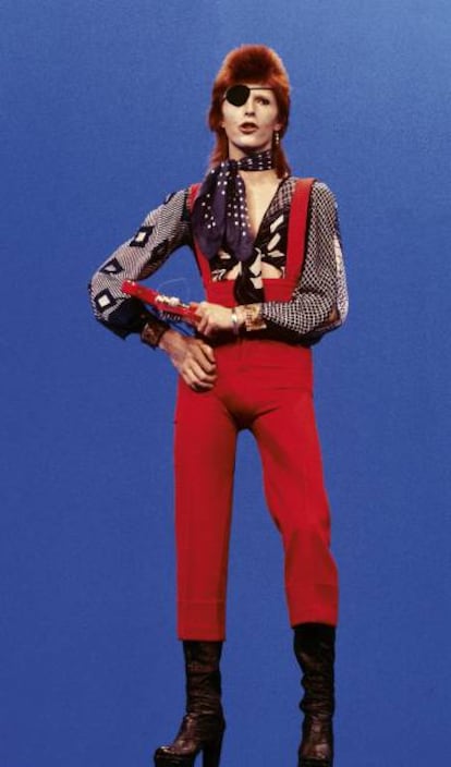 La vestimenta de Bowie no tenía género. El diseñador Alessandro Michele ha hecho lo mismo para Gucci.