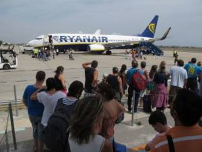 ESPAÑA AEROPUERTO REUS:T02. REUS (TARRAGONA), 31/10/2011. Foto de archivo tomada el 02/09/2011 del embarque de pasajeros en la aerolínea irlandesa Ryanair, que dejará de operar en el aeropuerto de Reus a partir del 6 de noviembre, lo que supondrá que un total de 88 trabajadores se quedarán en el paro directamente, aunque los empleos indirectos relacionados ascenderán hasta los 300.EFE/Jaume Sellart