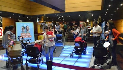 Varias familias a la salida de la Sesión Teta de los cines de La Vaguada en Madrid.