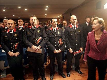 La consejera Montserrat Tura, ayer, en una reunión mantenida con los responsables de los Mossos.