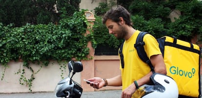 Un trabajador de Glovo atiende un pedido.