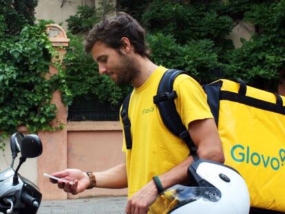 Un trabajador de Glovo atiende un pedido.