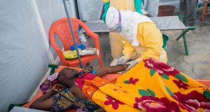Un enfermo de ébola recibe asistencia de Médicos Sin Fronteras en Guinea.