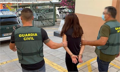 Dos agentes conducen a la madre detenida por la muerte de su hijo de dos años en Alicante.