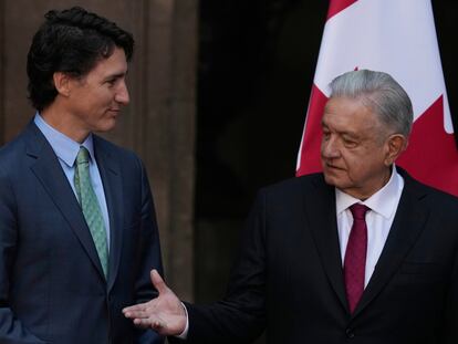 Mexican President Andres Manuel Lopez Obrador extends a handshake to Canada's Prime Minister Justin Trudeau at the National Palace in Mexico City, Wednesday, Jan. 11, 2023. (AP Photo/Fernando Llano)