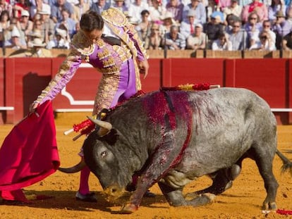 El Cid durante su faena con el primer toro.