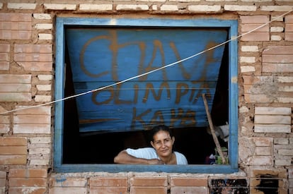 Petrona Ruíz, representante de la comunidad avá guaraní de Cerro Poty, asomada a la ventana de su casa.