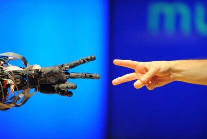 Máquina frente a ser humano: un científico juega con un robot en el Museo de la Ciencia de Londres.