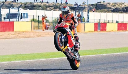 El piloto español de MotoGP Marc Márquez (Repsol Honda RC 213 V) se impone vencedor en el Gran Premio de Motorland Aragón, disputado en el circuito de Alcañiz (Teruel).