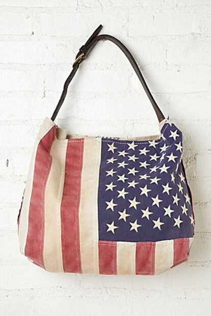 Abanderada: bolsa tejana con bandera americana de Free People (324 euros).