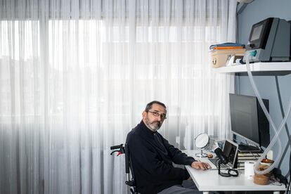 José Luis Gutiérrez, profesor de Bellas Artes de la UCM, en su casa en Madrid.