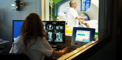 Una técnico realiza pruebas de imagen en el Hospital Vithas Perpetuo Socorro de la ciudad de Alicante.